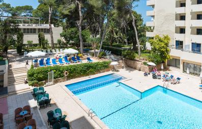 piscine avec bâtiment blanc hôtel