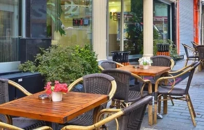 bar extérieur sur la terrasse de l'hôtel
