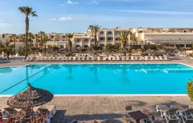 piscine et bâtiment hôtel