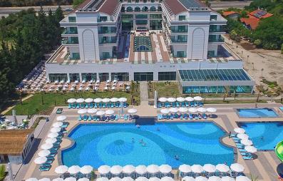 piscine et bâtiment hôtel