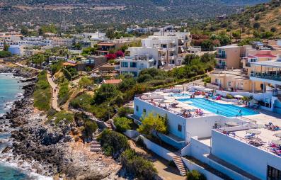 vue aérienne hotel mer et piscine