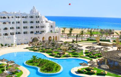 vue sur l'hôtel la piscine et la mer