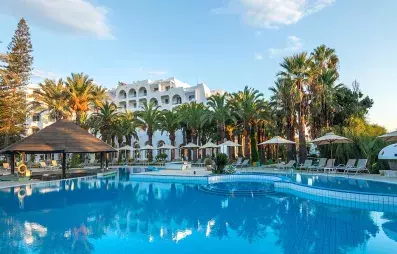 piscine avec palmiers