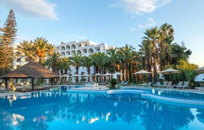 piscine avec palmiers