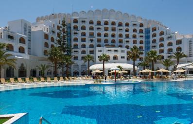 piscine et bâtiment hôtel