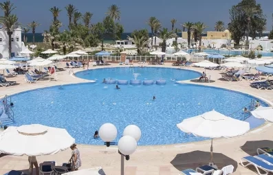 piscine avec parasols
