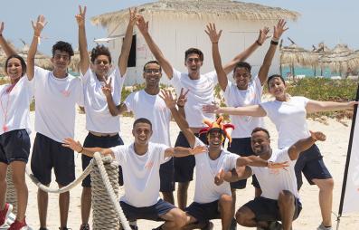groupe d'animateurs en tee shirt blanc