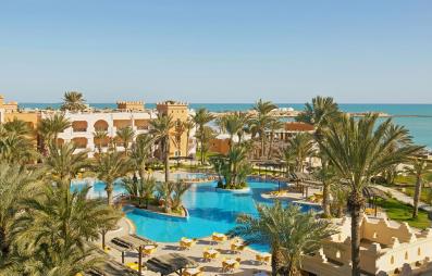 vue aérienne piscine mer et hôtel