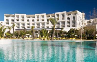 piscine et bâtiment hôtel