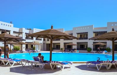 vue général piscine et hôtel