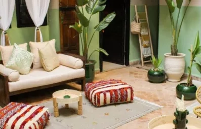 canapé avec poufs