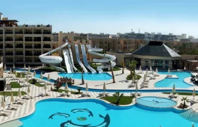 Vacances famille au Steigenberger Aqua Magic Hurghada avec grand parc aquatique et piscine aux dauphins.