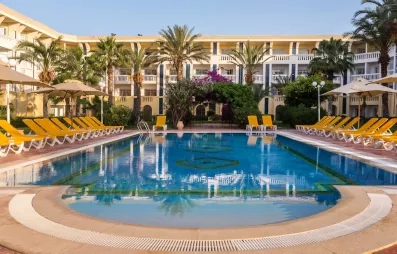 Piscine extérieure avec des transats jaune 