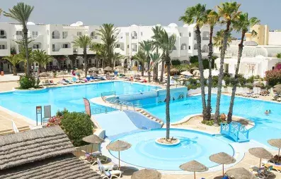 piscine avec palmiers