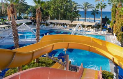 piscine avec toboggans