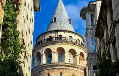 vue sur une tour dans les ruelles d'Istanbul 
