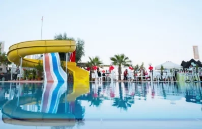 Piscine extérieure avec des toboggans