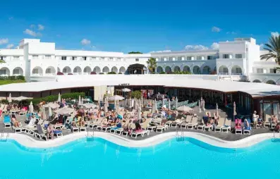 piscine avec transats et vue de l'hôtel