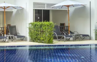Des chambres en rez-de-chaussée avec terrasses donnant directement sur une piscine.