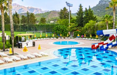 piscine avec toboggans 