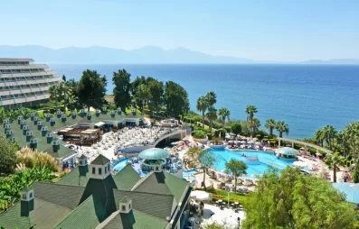 Une vue panoramique surplombant le complexe hôtelier, ses piscines et la mer.