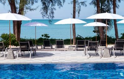 piscine avec transats et parasols 