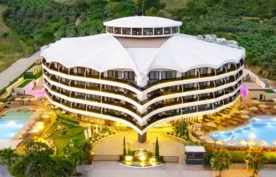 Une vue aérienne de l'hôtel moderne, niché au cœur d'une végétation verdoyante.