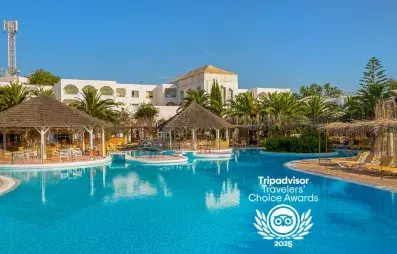 Cadre tropical relaxant avec piscine extérieure