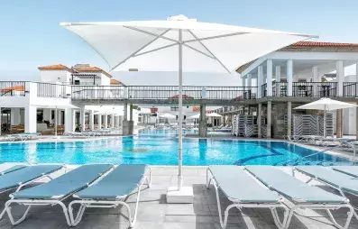 piscine avec transats et parasols