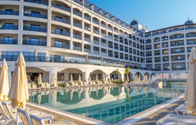 piscine extérieure avec transats et parasols 
