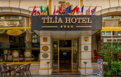 façade extérieur de l'hôtel avec sa porte d'entrée 