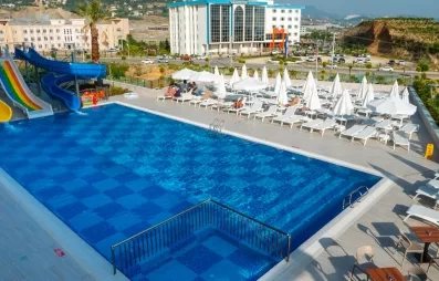 vue de la piscine extérieure de l'hôtel