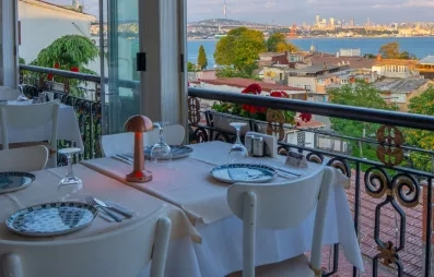 restaurant sur la terrasse de l'hôtel avec vue sur le centre ville d'Istanbul