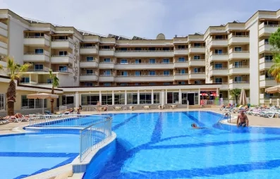 piscine extérieure avec vue de la façade de l'hôtel