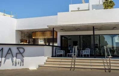 L'entrée principale de l'hôtel avec sa porte d'entrée L’entrée principale de l’hôtel, accessible par quelques marches.