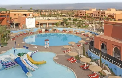 vue panoramique de la piscine avec transats et parasols