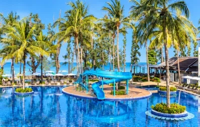 Vue piscine ave immeuble et cocotiers