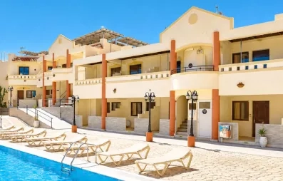 piscine avec transats, hôtel bâtiment avec un étage, lampadaires, plantes, rampe fauteuil roulant et poussettes