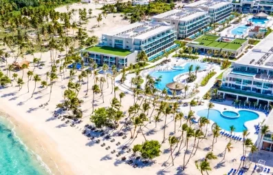 vue aérienne hôtel et plage, piscine, palmiers, eau turquoise, sable blanc, transats