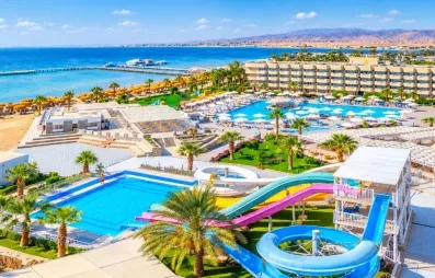 Vue aérienne du Mondi Club Seven Seas Jolie Bay à Hurghada avec parc aquatique, toboggans et mer Rouge.