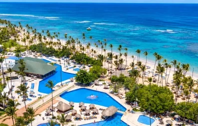 piscines, palmiers, transats, parasols, pieds dans l'eau, cocotiers, plage de sable