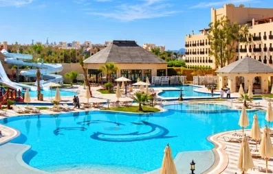 Vacances famille au Steigenberger Aqua Magic Hurghada avec grand parc aquatique et piscine aux dauphins.