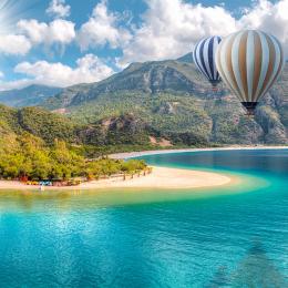 montgolfière au dessus de l'eau