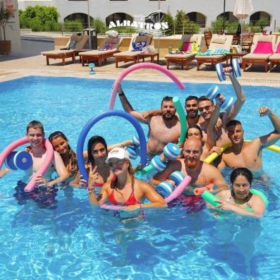 groupe d'amis dans piscine