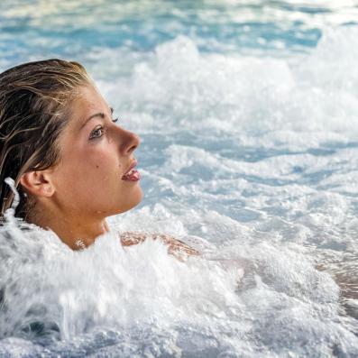 femme dans une piscine à remous