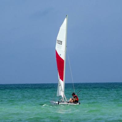 bateau à voile sur la mer