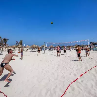 groupe jouant au beach-volley
