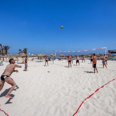 groupe jouant au beach-volley