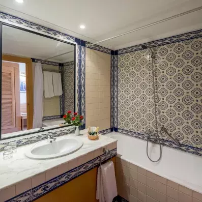 salle bains avec baignoire