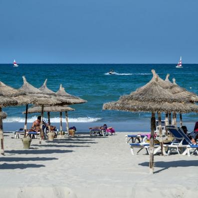 plage avec parasols